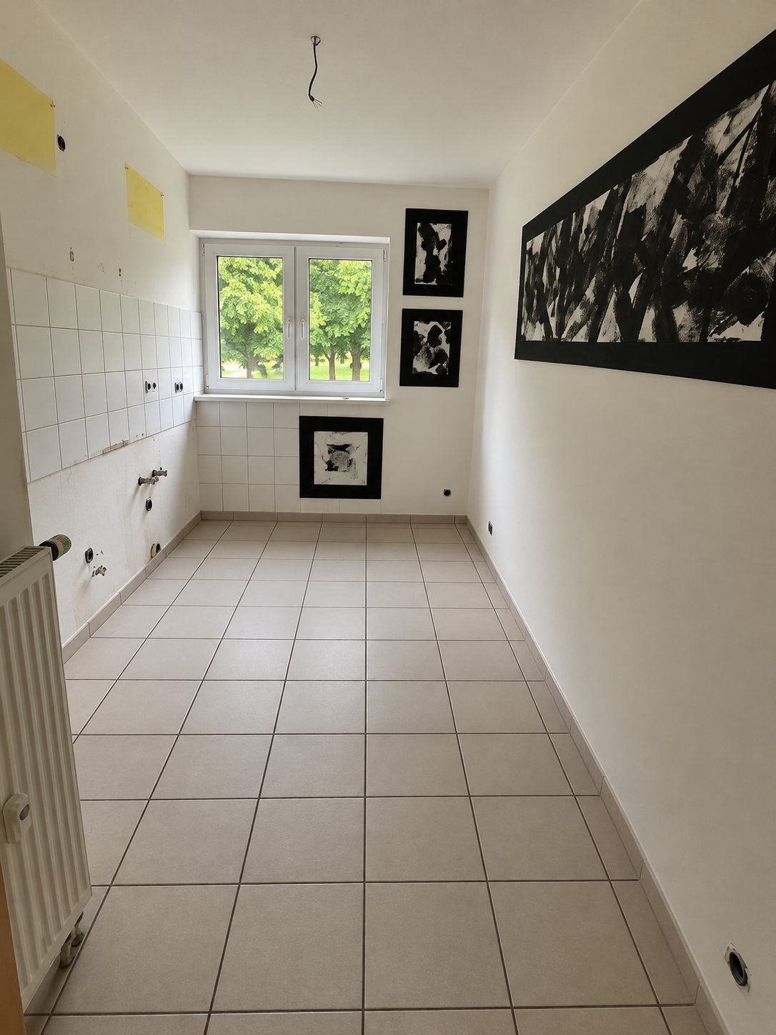 Küche abgebaut, Wand fliesenfrei