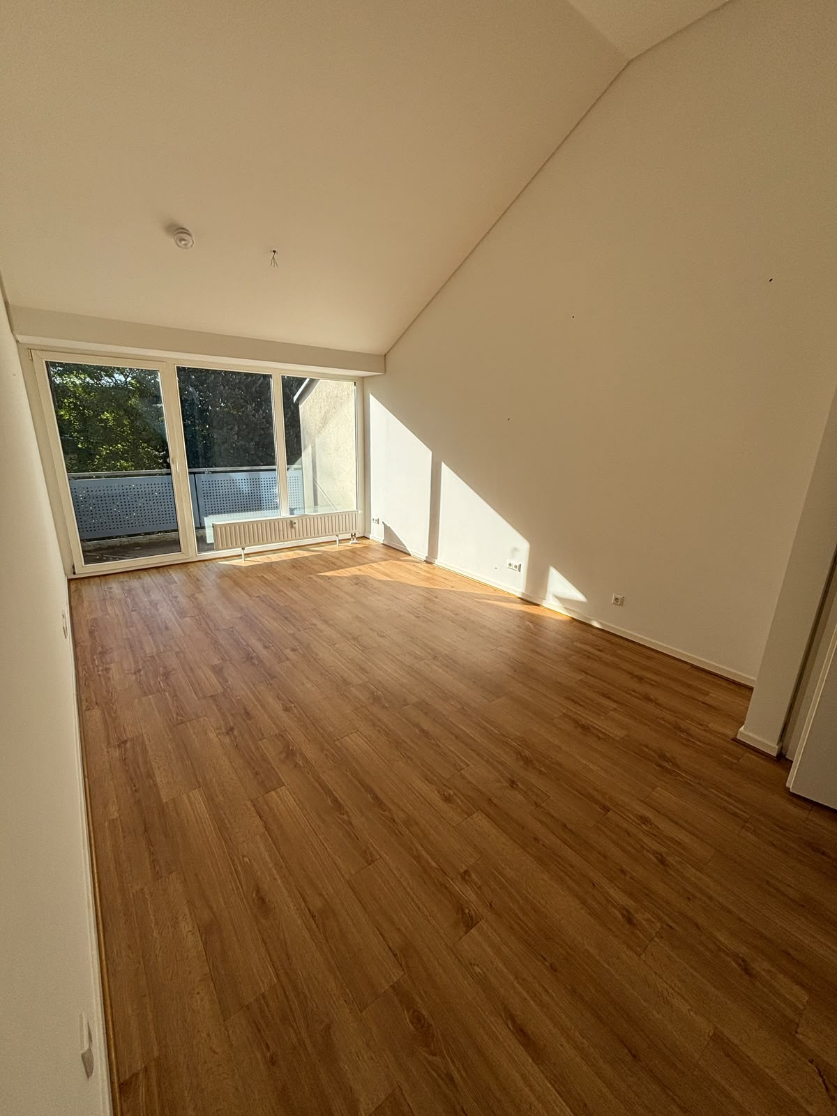 Leeres Zimmer mit neuem Boden nach der Übergabe